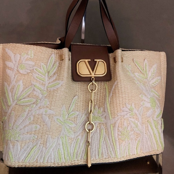 $3800 VALENTINO GARAVANI limited edition V logo Escape raffia tote - Picture 1 of 9